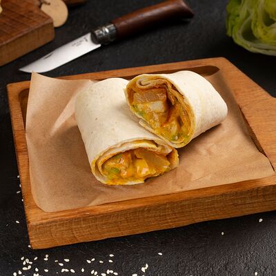 Ролл гавайский с курицей, ананасом и карри в Кофе Рам по цене 560 ₽