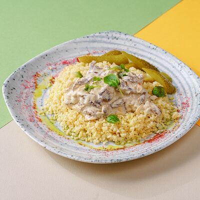 Телятина по-строгановски с булгуром в Зоя в планке по цене 800 ₽