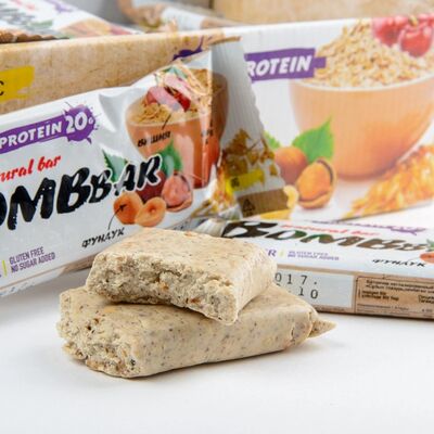 Овсяный с фундуком и вишней, протеиновый батончик Bombbar в Coffee Like по цене 110 ₽
