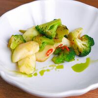 Брокколи и цукини с чили и чесноком в Red Cup iMall