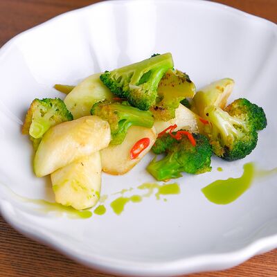 Брокколи и цукини с чили и чесноком в Red Cup iMall по цене 300 ₽