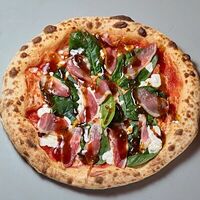 Пицца с вяленой уткой, соусом пелати и шпинатом в Кафе Итальянцы