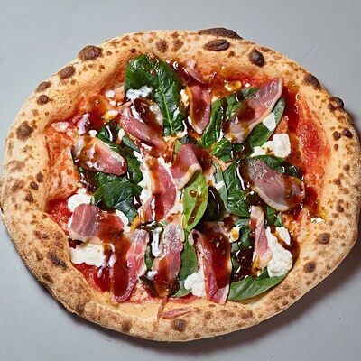 Пицца с вяленой уткой, соусом пелати и шпинатом в Кафе Итальянцы по цене 970 ₽