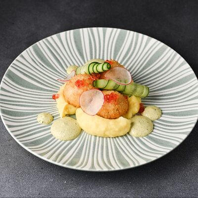 Щучьи котлеты с картофельное пюре и соусом тартарв Эндорфин по цене 760 ₽