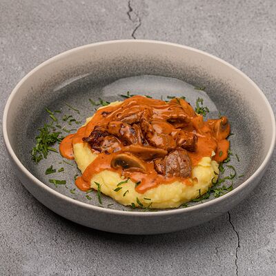 Бефстроганов с картофельным пюре в Cafe People по цене 430 ₽