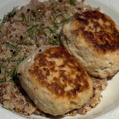 Куриные котлеты со сливочной гречкойв JOY FOOD & WINE по цене 390 ₽