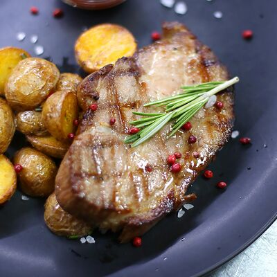 Свинина гриль с картофелем дольками в Торшер по цене 670 ₽