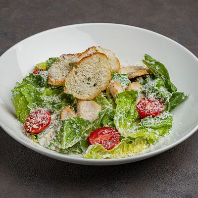 Салат Цезарь с курицей в МОСТ бистро по цене 720 ₽