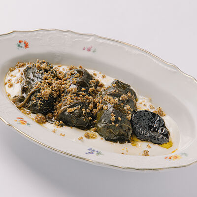 Долма с бараниной и черносливом в свекольных листьях в Saviv по цене 1020 ₽