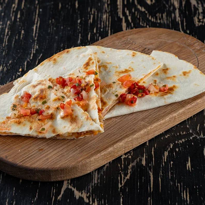 Quesadilla de Pollo 1/2 в Branch Garage по цене 500 ₽