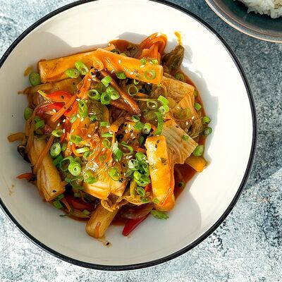 Рисовые Токпокки с капустой кимчи, овощами Вок и острым соусом в Food market skolkovo по цене 590 ₽