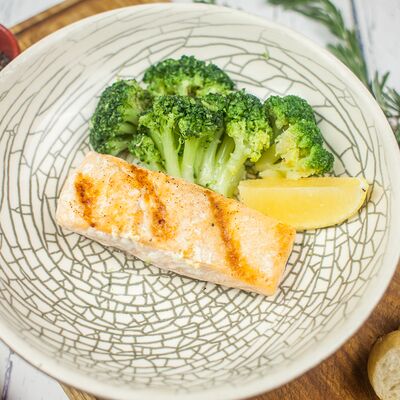 Филе лосося на гриле с брокколи в Eat fresh по цене 970 ₽