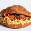 Круассан с лососем и гуакамоле в Bageatteria по цене 790