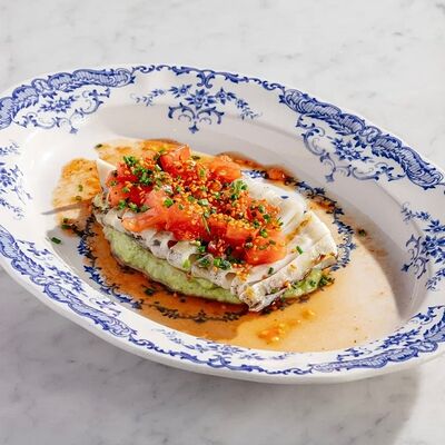 Кальмар на гриле с кремом из авокадо в Гент по цене 810 ₽