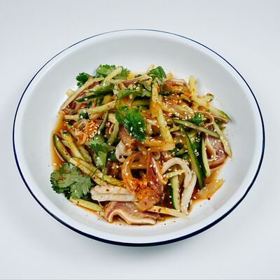 Салат с копчёными свиными ушками, кальмаром и ананасом в Китайка по цене 550 ₽