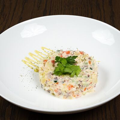 Оливье с говядиной в Семейные традиции по цене 650 ₽