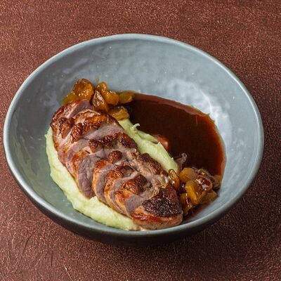 Утиная грудка с яблоками фламбэ в Гастробар Дружба по цене 990 ₽