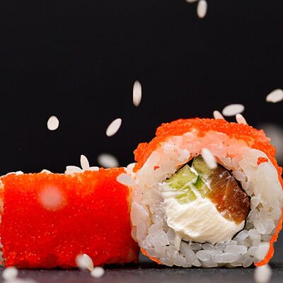 Калифорния с лососем в Дзиро суши-бар по цене 650 ₽
