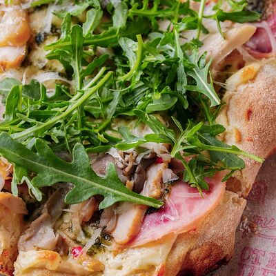 Курица, ветчина из индейки, песто в Чаомоника по цене 920 ₽