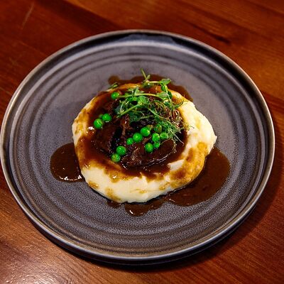 Телятина с картофельным пюре и соусом демиглас в Тбиладжио по цене 790 ₽