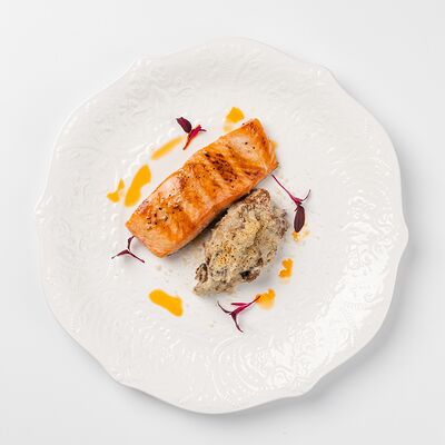 Стейк из лосося с жюльеном из лисичек и опят в Омулевочная по цене 800 ₽