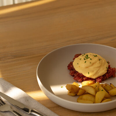 Тартар с картофелем и голландским соусомв Matilda по цене 880 ₽