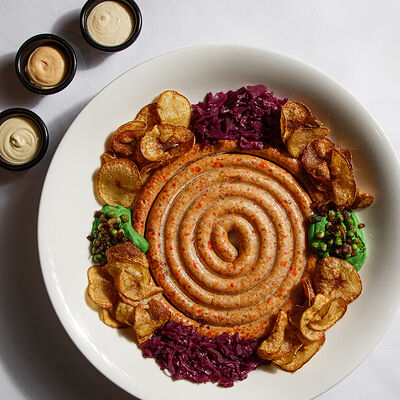 Двухметровая куриная колбаска с халапеньо и сыром чеддер в Бибирево по цене 2200 ₽