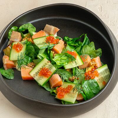 Салат с форелью, печеным картофелем и красной икрой в Brasserie Kriek по цене 960 ₽