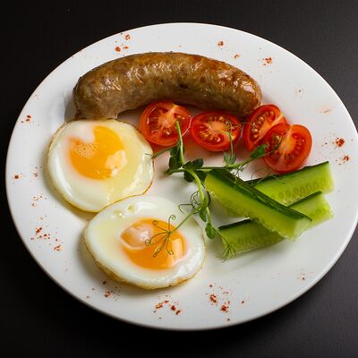 Колбаска куриная с глазуньей в Рябинушка по цене 485 ₽