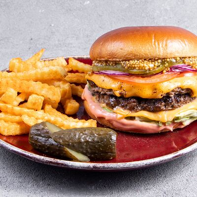 Бургер с котлетой из мраморной говядины и картофелем фри в Jager restopub по цене 710 ₽