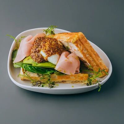 Вафля кукурузная со сливочным сыром, ветчиной и яйцом пашот в DRINKEAT MOLECULA по цене 580 ₽