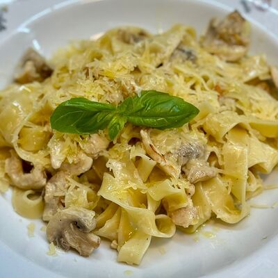 Паста феттуччине с цыпленком и шампиньонами в Parmigiano Pizza по цене 498 ₽