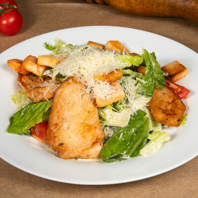 Салат Цезарь с курицей в Veranda по цене 470 ₽