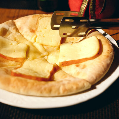 Хачапури с копченым сыромв Кафе Хинкальная по цене 670 ₽