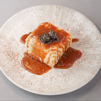 Торт Наполеон с соленой карамелью и черносливом в Куркума по цене 530 ₽