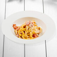 Карбонара с копченым беконом и сливочно-яичным соусом в Перчини