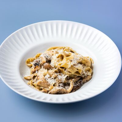 Феттучини с грибами и трюфельной пастой в Лу по цене 880 ₽