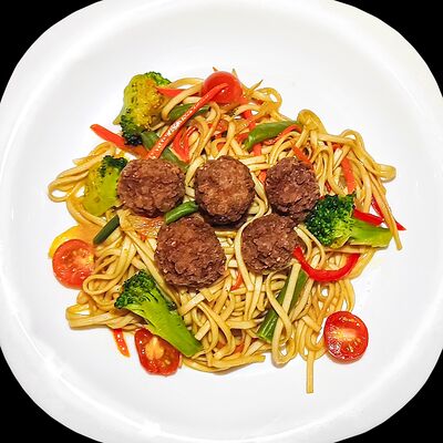 Удон с мясными шариками в Суши Хаус по цене 310 ₽