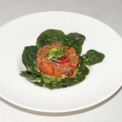 Тартар из авокадо и лосося в Каравелла по цене 570 ₽