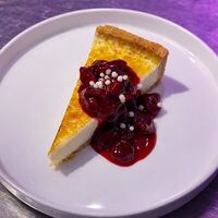 Классический чизкейк с хрустящей сахарной корочкой и вишневым конфи в Hustle Bar & Cafe