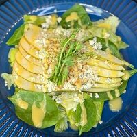 Салат с грушей и дор блю в BRCAFE