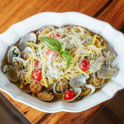 Спагетти с вонголе в винно-сливочном соусе в Макадамия по цене 850 ₽