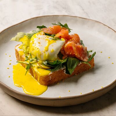 Бриошь с лососем и яйцом Бенедикт в Кристалл по цене 630 ₽