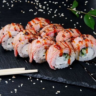 Ролл Опалённый с тунцом в Суши и Роллы по цене 697 ₽