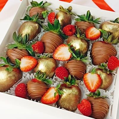 Клубника в молочном шоколаде (золото и полоска с малиной) в Кондитерская VO по цене 3400 ₽