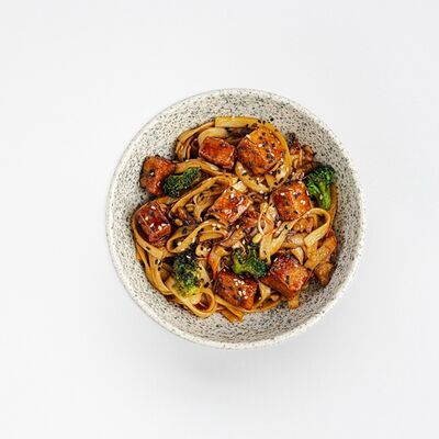 Удон с тофу и овощами в MISKA bowls & folks по цене 450 ₽