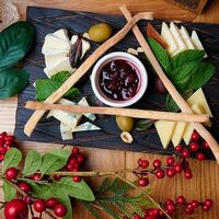 Ассорти фермерских сыров с брусничным вареньем и хлебными палочками в Есть Today