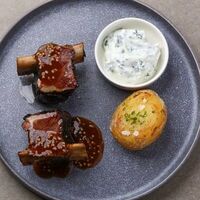 Говяжье ребро, печеный картофель, дзадзики в 321 Club by Novikov