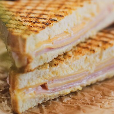 Сэндвич с ветчиной и сыром в Coffee Way по цене 339 ₽