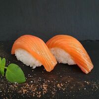 Нигири с лососем в Renai sushi kitchen